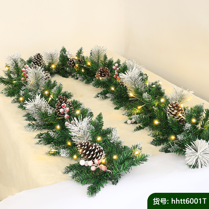 クリスマスの植毛は雪の松の枝をくっつけて装飾品の藤の条を持ってホテルのショーウインドーの扉を飾って壁面の学校のレストランを掛けます。|undefined