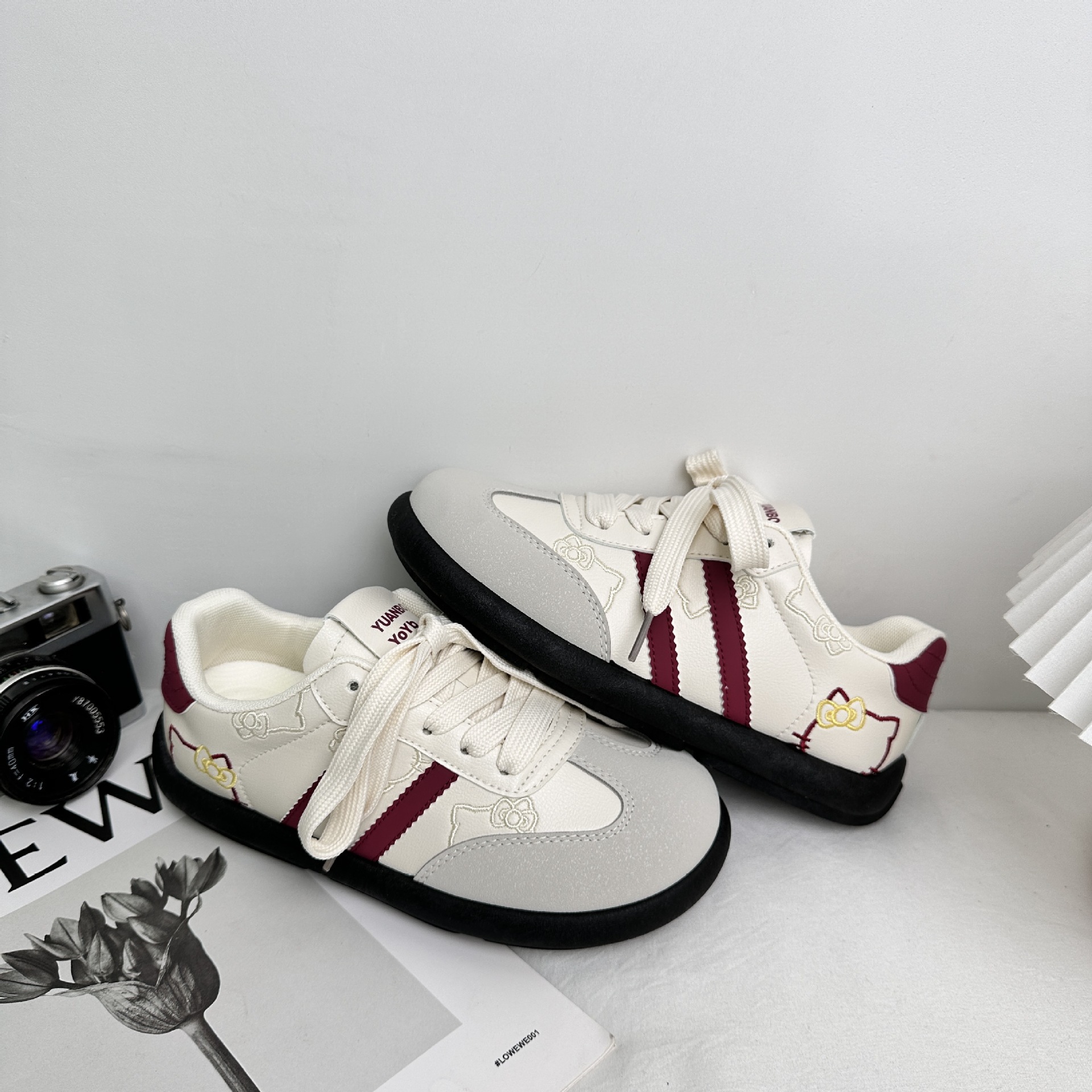 Yuanbo lindo gato KT bordado alemán zapatos de entrenamiento femenino 2025 primavera coreana nicho todo fósforo zapatos casuales pequeños zapatos blancos image 11