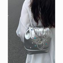 银色钻石双肩包包女夏2024新款潮时尚学生背包小香风链条水桶包