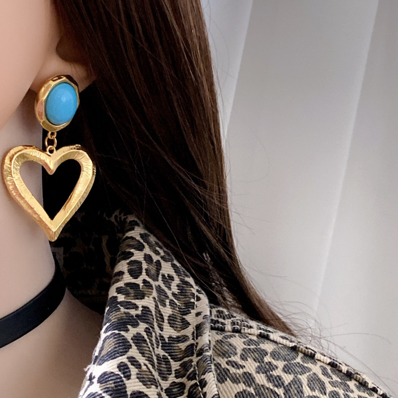 1 Pair Retro Heart Shape Metal Plating Women's Drop Earrings display picture 3