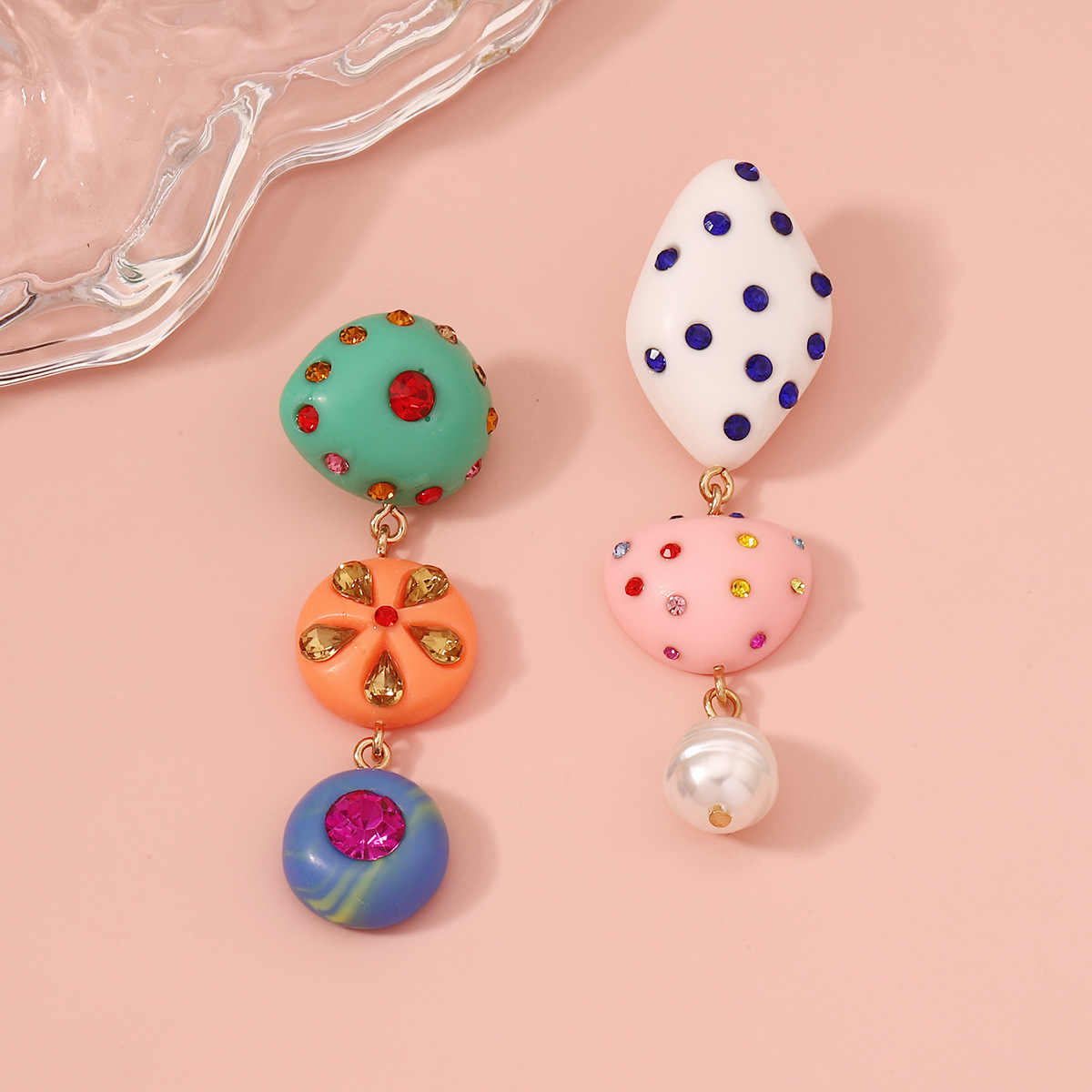Orecchini pendenti geometrici in resina con strass colorati_voghion.com