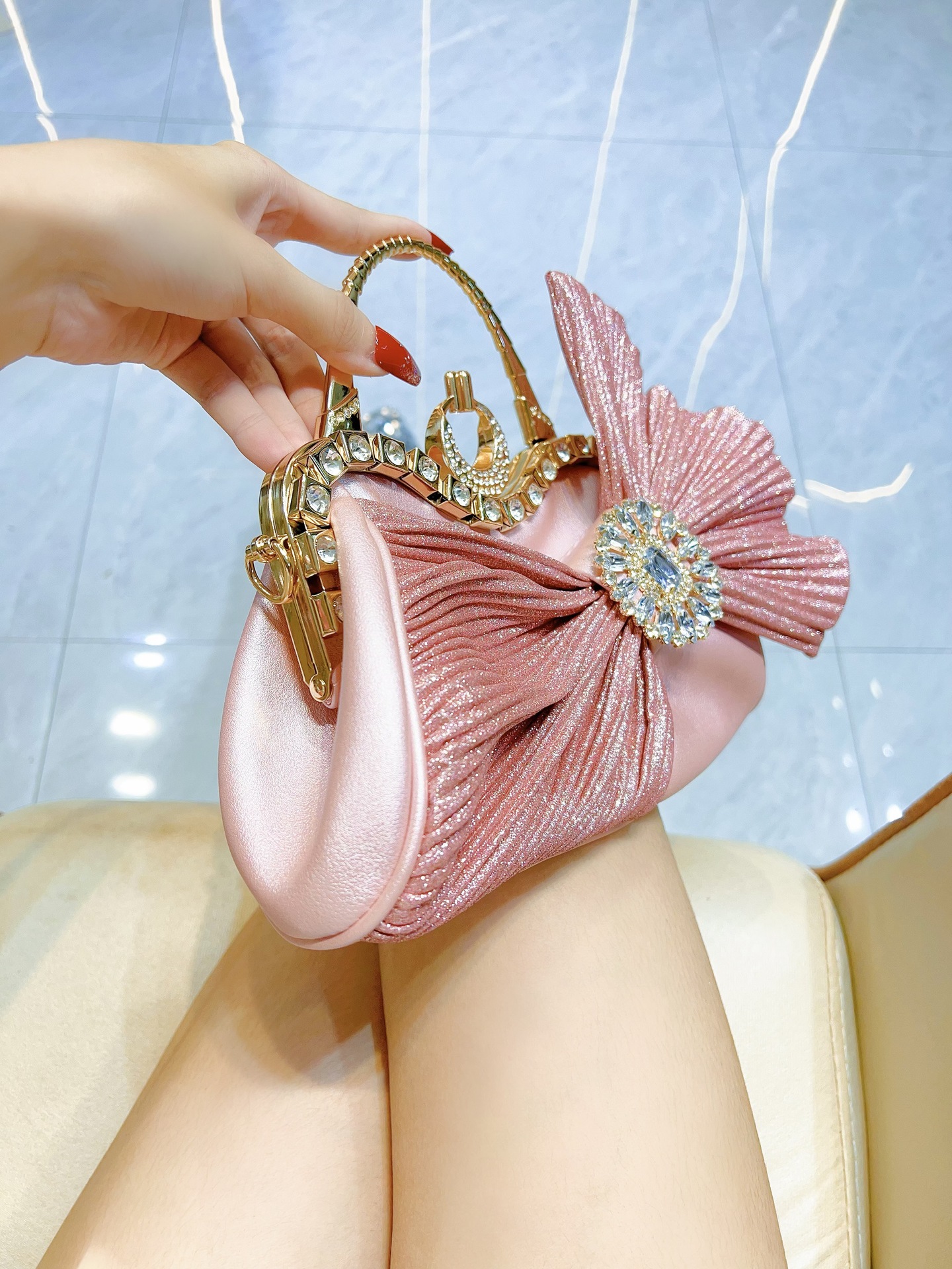 505g Weight Polyester Lining Material Ruched Bag Fashion Element Open Closure Type Single Shoulder Strap Strap Type Handbag Bags Type Casual, Party, Street Occasion Pu Leather Material Bow Knot Pattern All Seasons Season Women's Gender Elegant, Streetwear Style Pillow Shape Shape Small Size Pink Black Gold Pu Leather Bow Knot Ruched Bag Pillow Shape Evening Bags 2