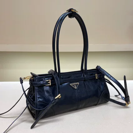Сумка через плечо (Prada) Softlux масляно-вощёная кожа, ретро бочкообразная, чёрная, 32×15,5×12 см