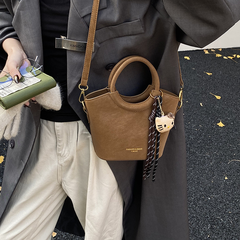 2025 otoño y invierno nuevo bolso retro mochila esmerilado bolso de hombro de moda de mujer bolso de cubo de viaje