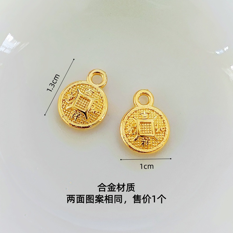 황금색 행운을 가져다주는 작은 원형 케이크