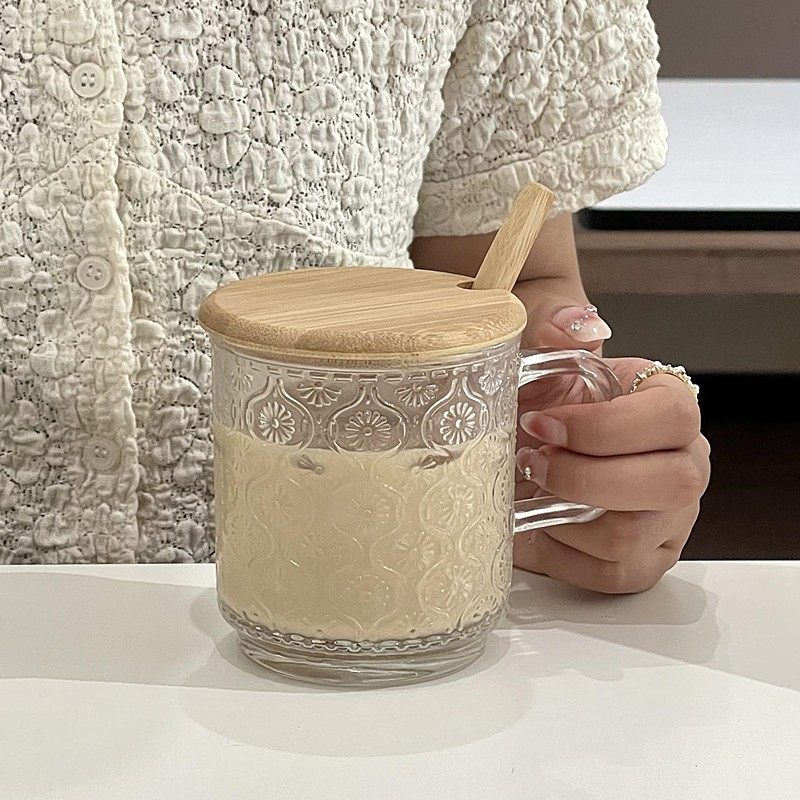 Caneca de vidro vintage com alça, estilo Instagram, com relevo, ideal para café gelado americano ou latte, perfeita para o café da manhã com leite._voghion.com