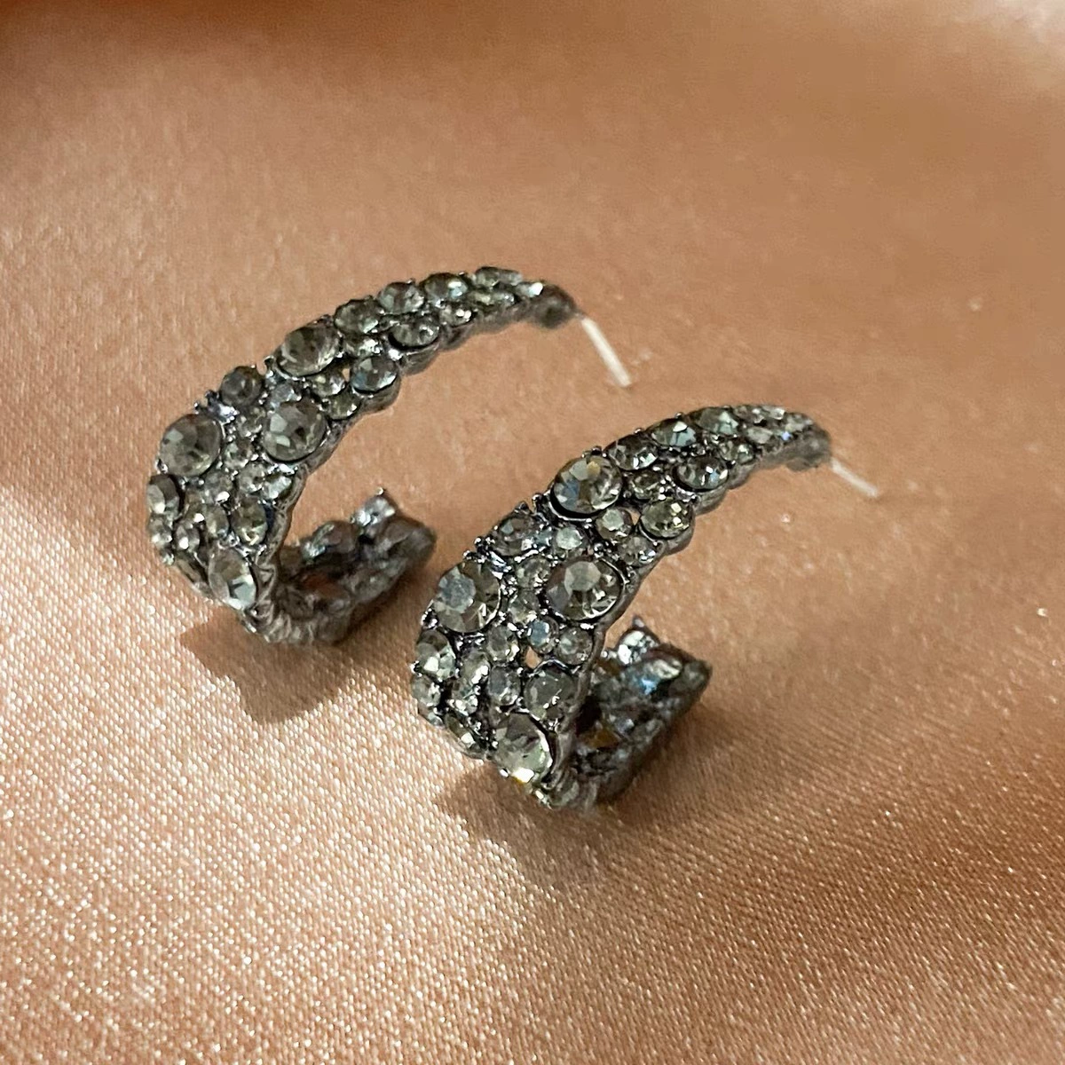 Серьги, игла серебро 925, gun‑black с кристаллами, стиль лёгкой роскоши
