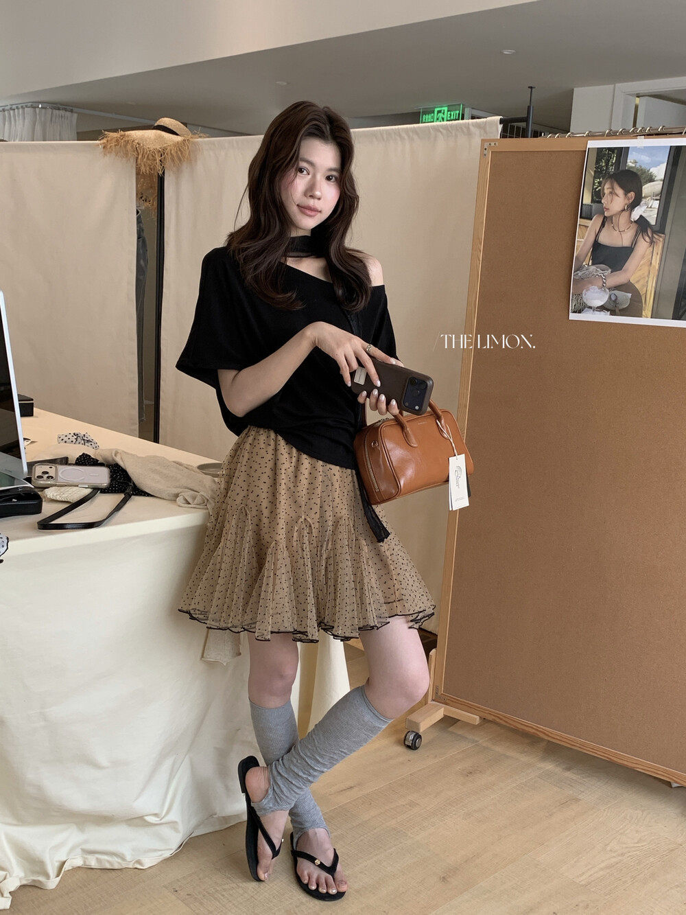 Áo thun nữ tay ngắn thiết kế dây rua vai lệch kiểu Pháp — màu đen, Màu cà phê, màu trắng, màu xám chi tiết 15