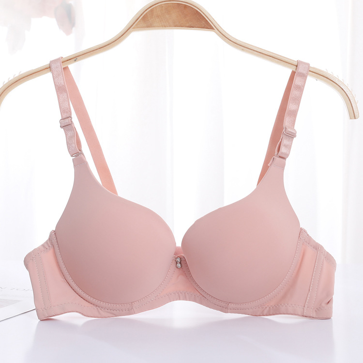 Fábrica de stock pequeño pecho grueso agrupado sujetador de acero anillo de acero ajustado tipo de ropa interior de mujer brillante sin marca sujetador