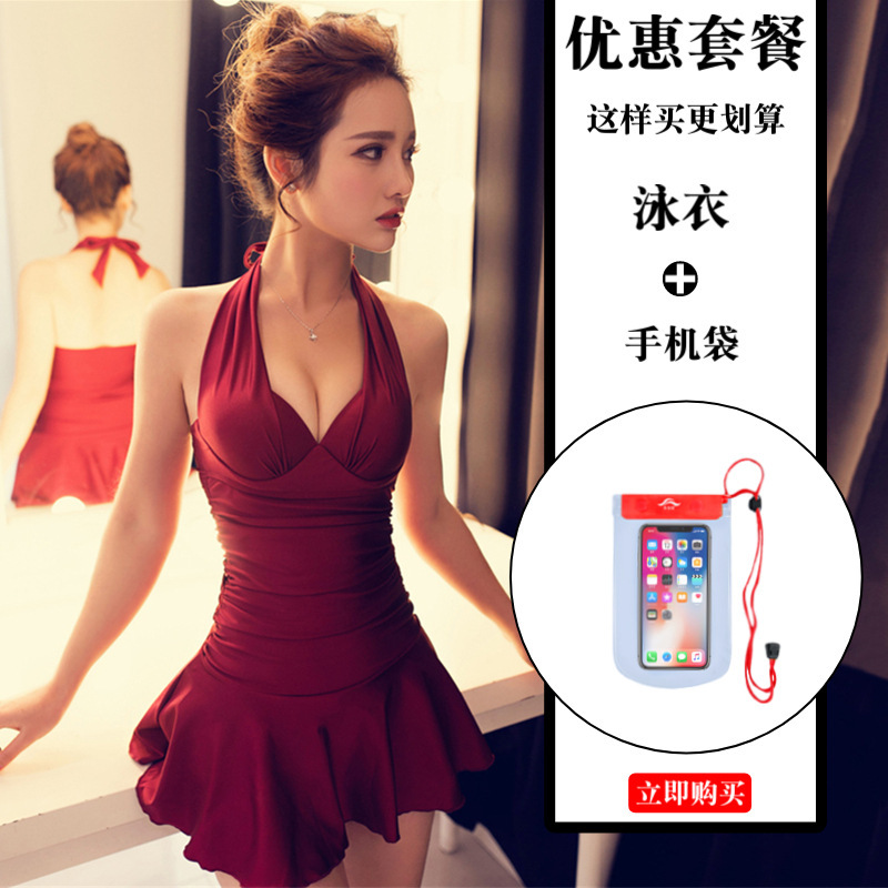 水着の女性の新型のワンピースのスカート式は腹を遮って痩せています。|undefined