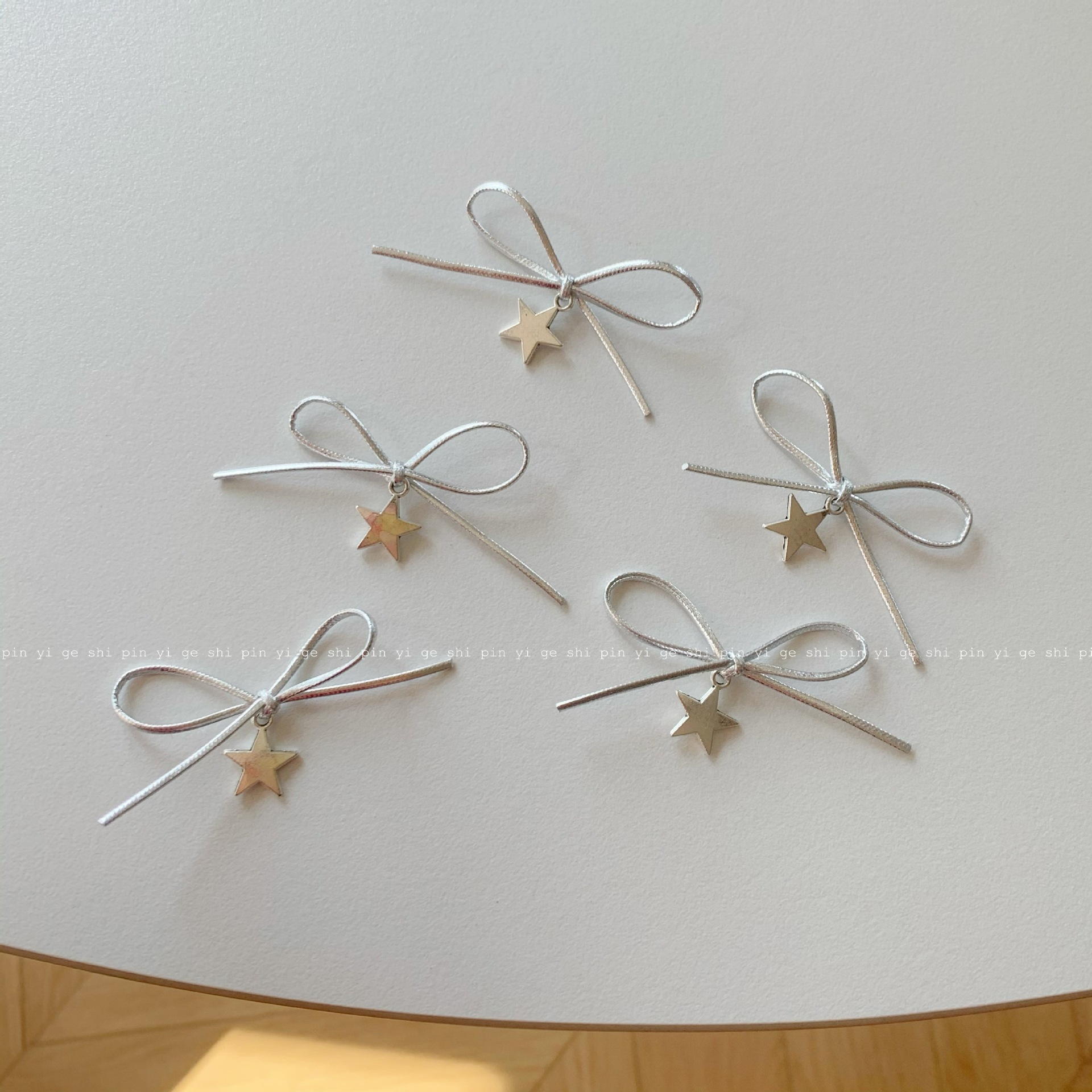 オリジナルの手は五角星の皮革の蝶結びの携帯のケースを打って帽子の靴の花の部品の子供の服の靴の花の補助材料を飾ります。