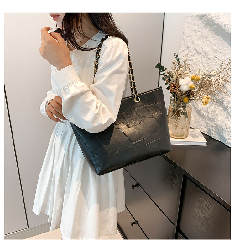 Women's Large Capacity Shoulder Tote Bag With Chain Detail_voghion.com