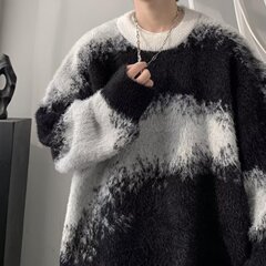 セーターの男性は冬にアメリカの衝突色がだらだらしています。