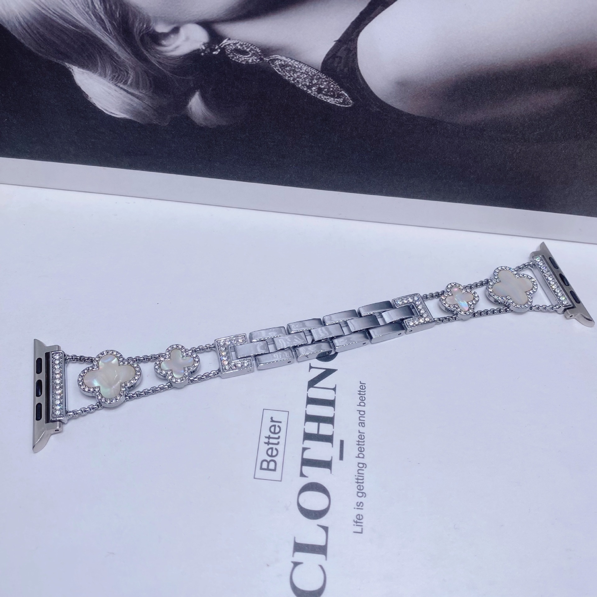 Apto para Apple Watch Apple Watch Correa de metal de trébol de cuatro hojas de diamantes de moda de SE1-10 generación