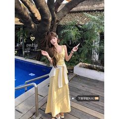 フランスの黄色の花のストラップのワンピースの女性2025春夏の新型は腰のA字を収めてやせている感じの女性のロングスカートを現します。