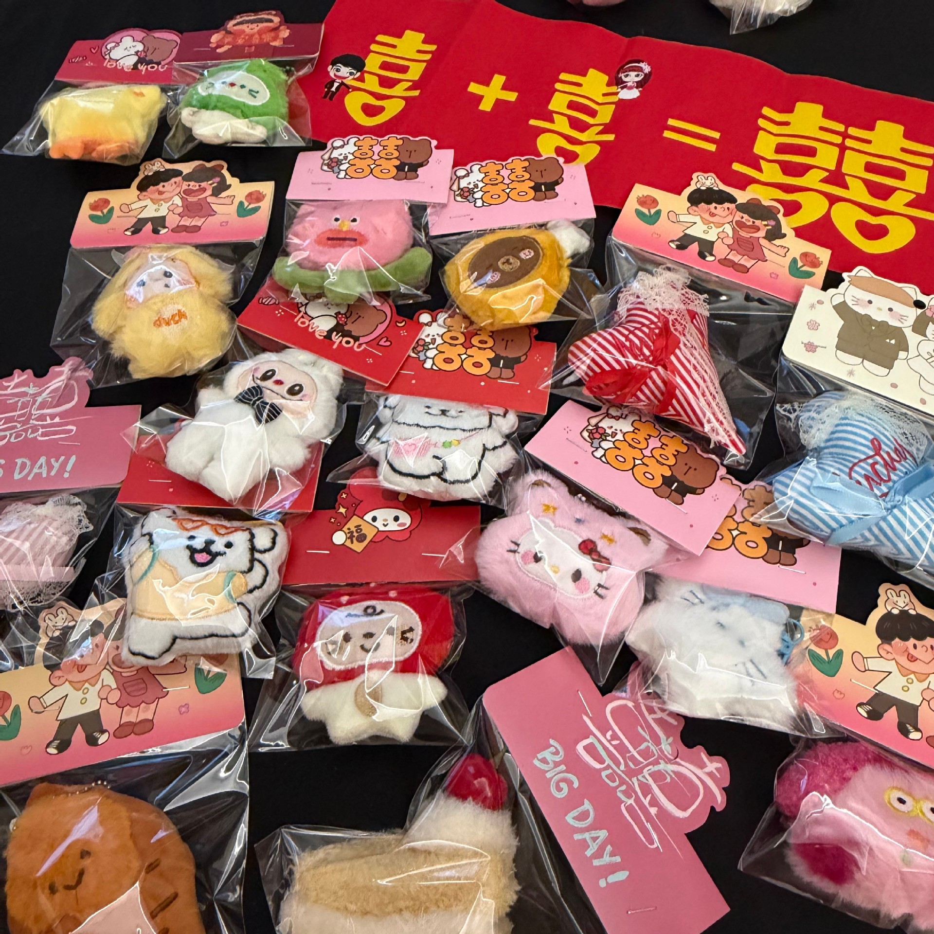 Popular on Xiaohongshu: Wedding throw dolls, New Year keychain pendants, cute plush toys, birthday gifts wholesale
