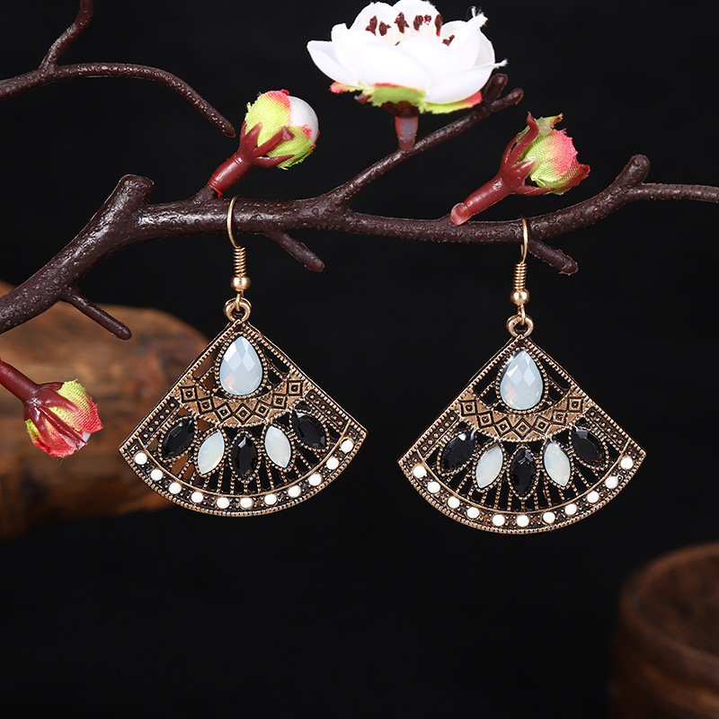 Ethnic Fan-shaped Diamond Bohemian Bead Alloy Earrings display picture 2