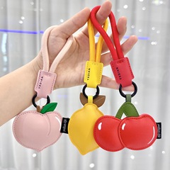 小さな赤い果実のストラップの漫画のイチゴのさくらんぼのキーホルダーのカバンは卸売りの爆発的なpu皮の贈り物を掛けて飾ります。