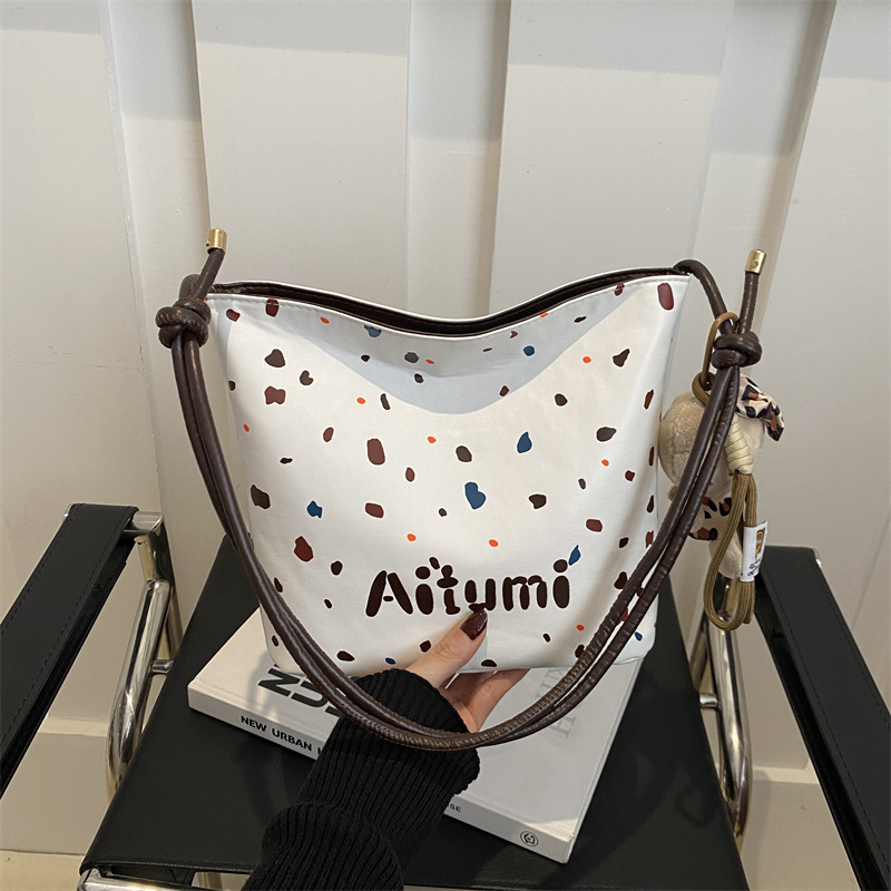 Bolso de mujer en línea 2024 invierno nuevo estilo de moda simple texturas retro estilo extranjero estilo coreano simple bolso de cubo de viaje