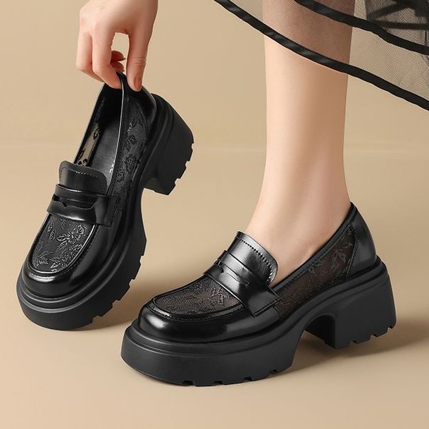 2026 nuevo verano transpirable red de cabeza redonda malla un solo zapato de zapato británico aumento de altura negro versátil zapatos de cuero pequeños