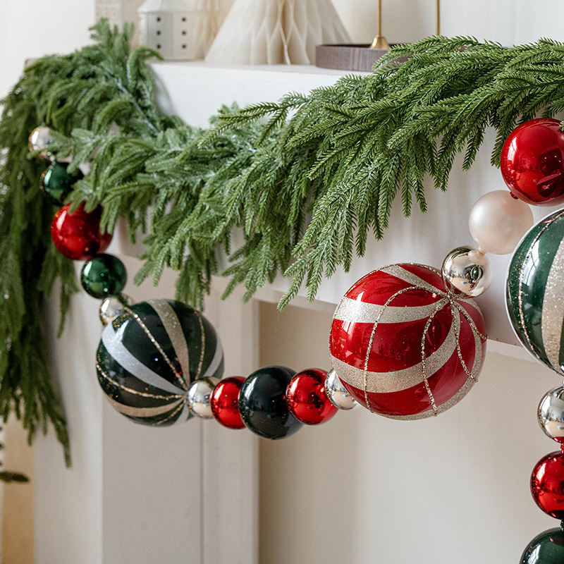 クリスマス装飾15cm彩色クリスマスボールクリスマスツリー装飾デパートのショーウインドーに大きなボールペンダントを配置する|undefined