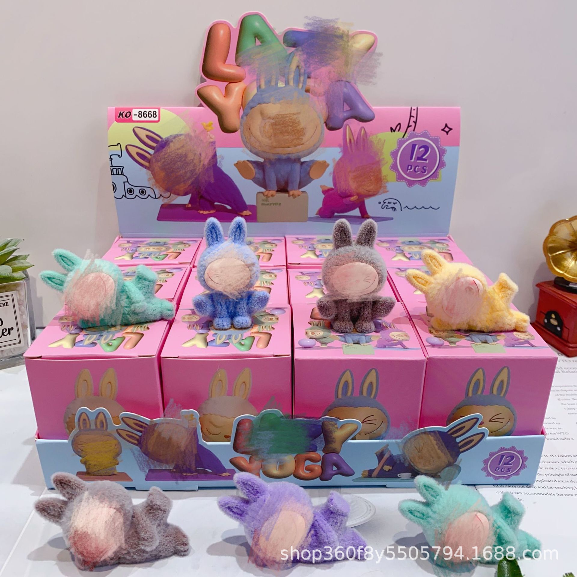 Caja ciega flocada de dibujos animados de tela rabu, lindo y lindo grano de alto valor, mini muñeca, modelo de decoración de escritorio, regalo