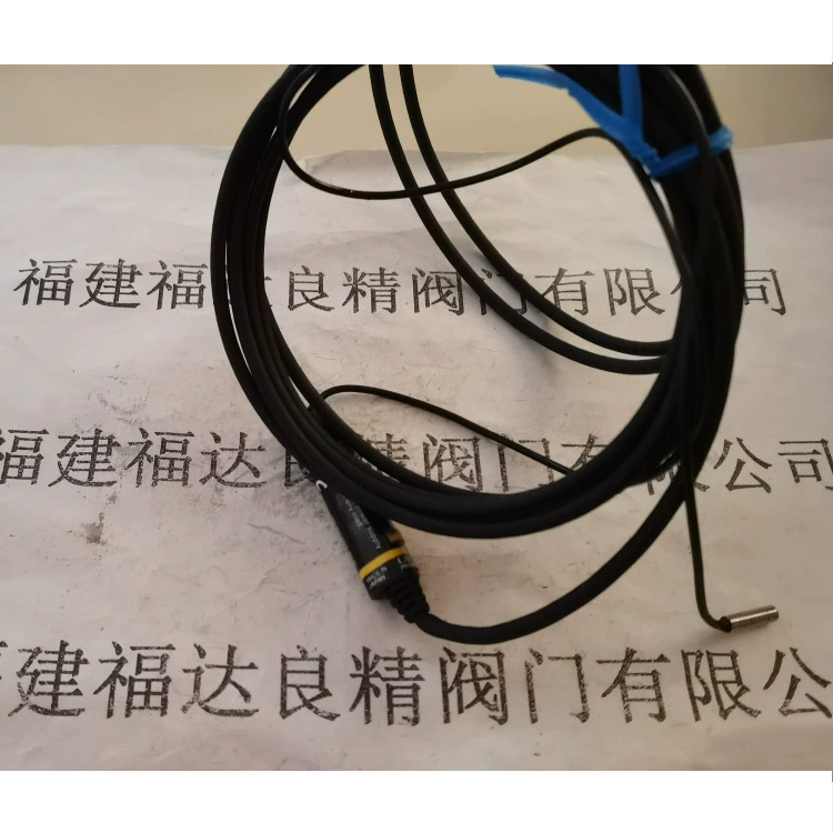 E2EC-CR8D1 2M близок к выключателю