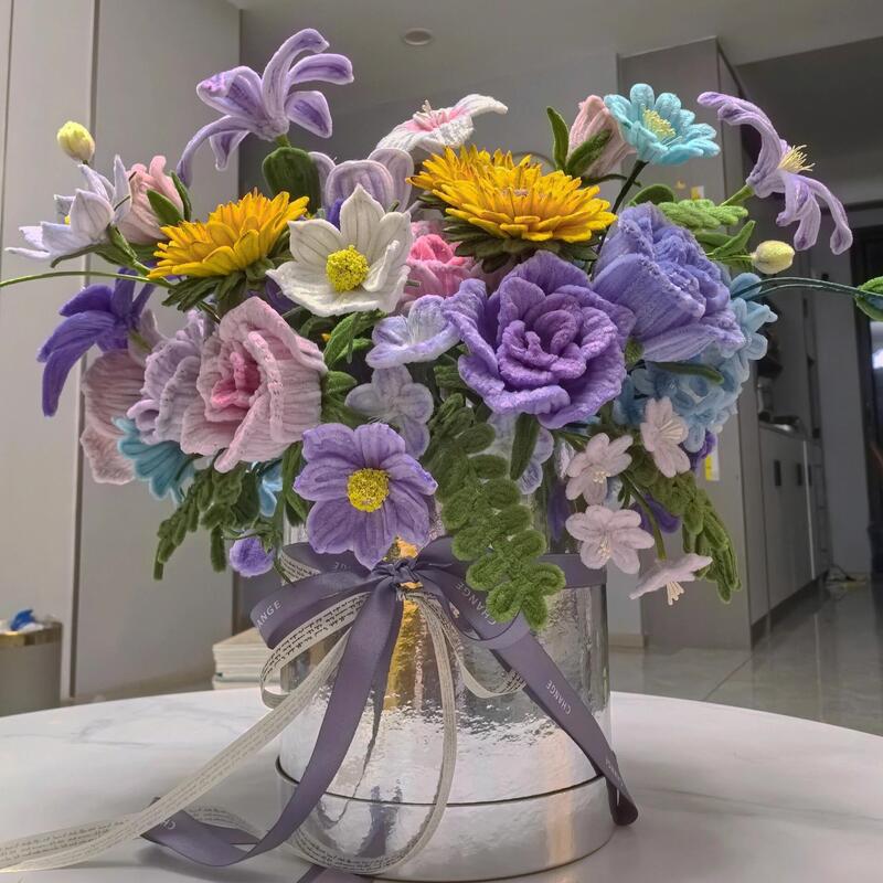 ツイストな花束の手作りの材料を包んで、バラを抱いて桶の花を抱いて彼女の親友にプレゼントします。|undefined