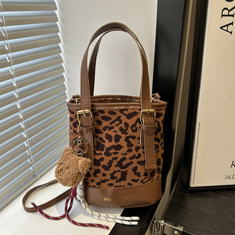 Nicho coreano bolso mate mujeres 2024 nuevo otoño invierno bolso de hombro de alto nivel retro bolso de cubo