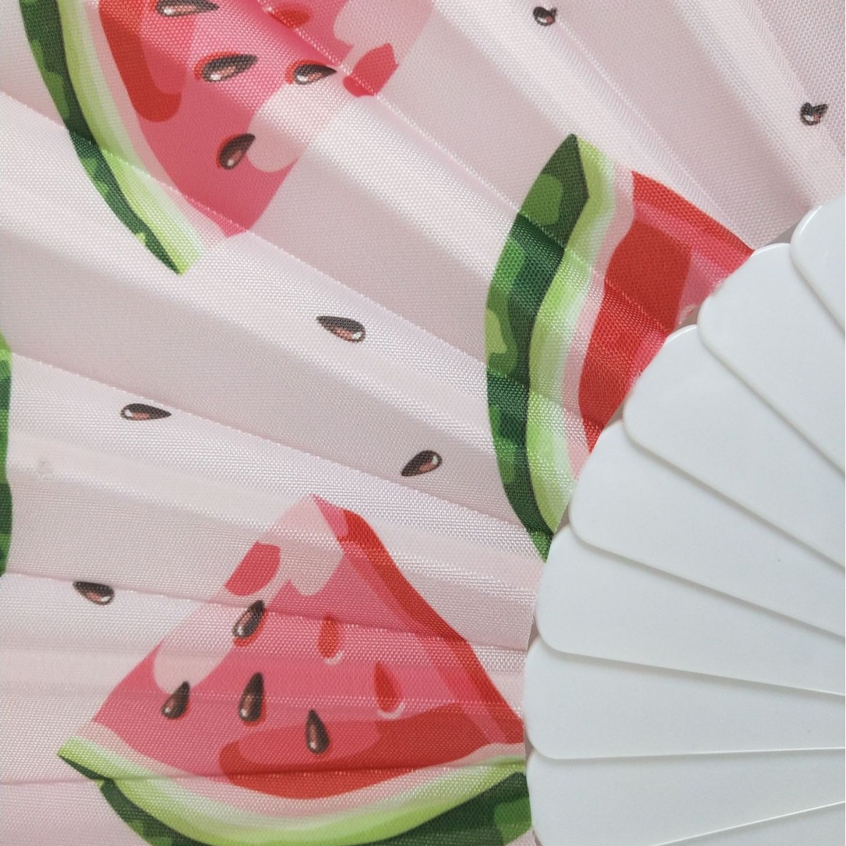 En stock de plástico fresco hueso Oxford tela plegable ventilador fresco verano sandía tema creativo ventilador plegable