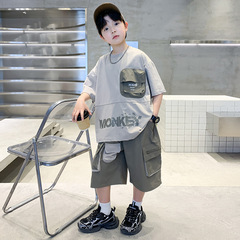 子供のファッションの個性のつなぎ合わせのスーツの2025新型の青少年の男の子の夏服のかっこいい半袖の半ズボンの2つのセット