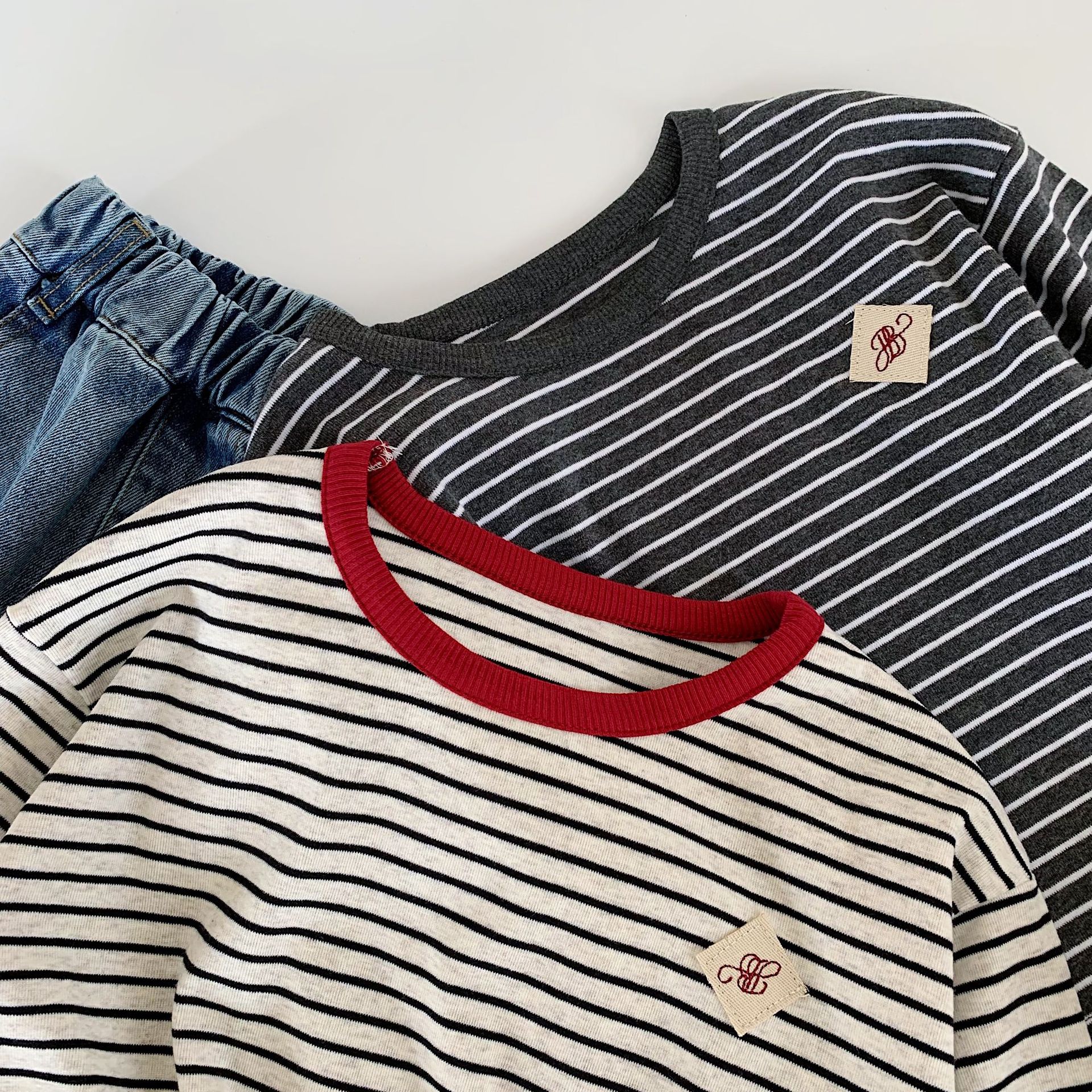 Mai Bao ropa infantil camiseta infantil 2025 otoño nuevo estilo coreano para niños y niñas camiseta de fondo a rayas bebé ropa de otoño t