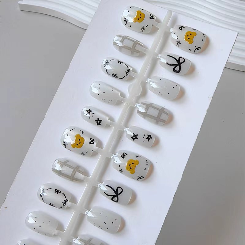 Manufacturer Wholesale Cartoon Butter Bear White Cat Eye Wearable Short Square Student Manicure Fake Nails 30 Pieces Pre-Made Nails
