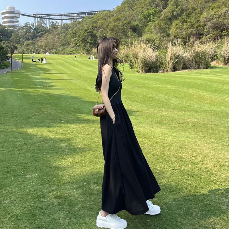フランスのヘボン風の黒いノースリーブのベストのワンピースの女性2025夏の新型感の気質は腰の長いスカートを収めます。|undefined