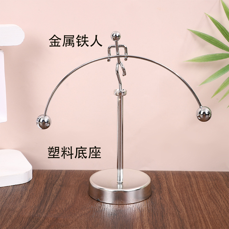 Adorno metálico de equilibrio tipo Iron Man — decoración creativa para escritorio o regalo escolar y de cumpleaños