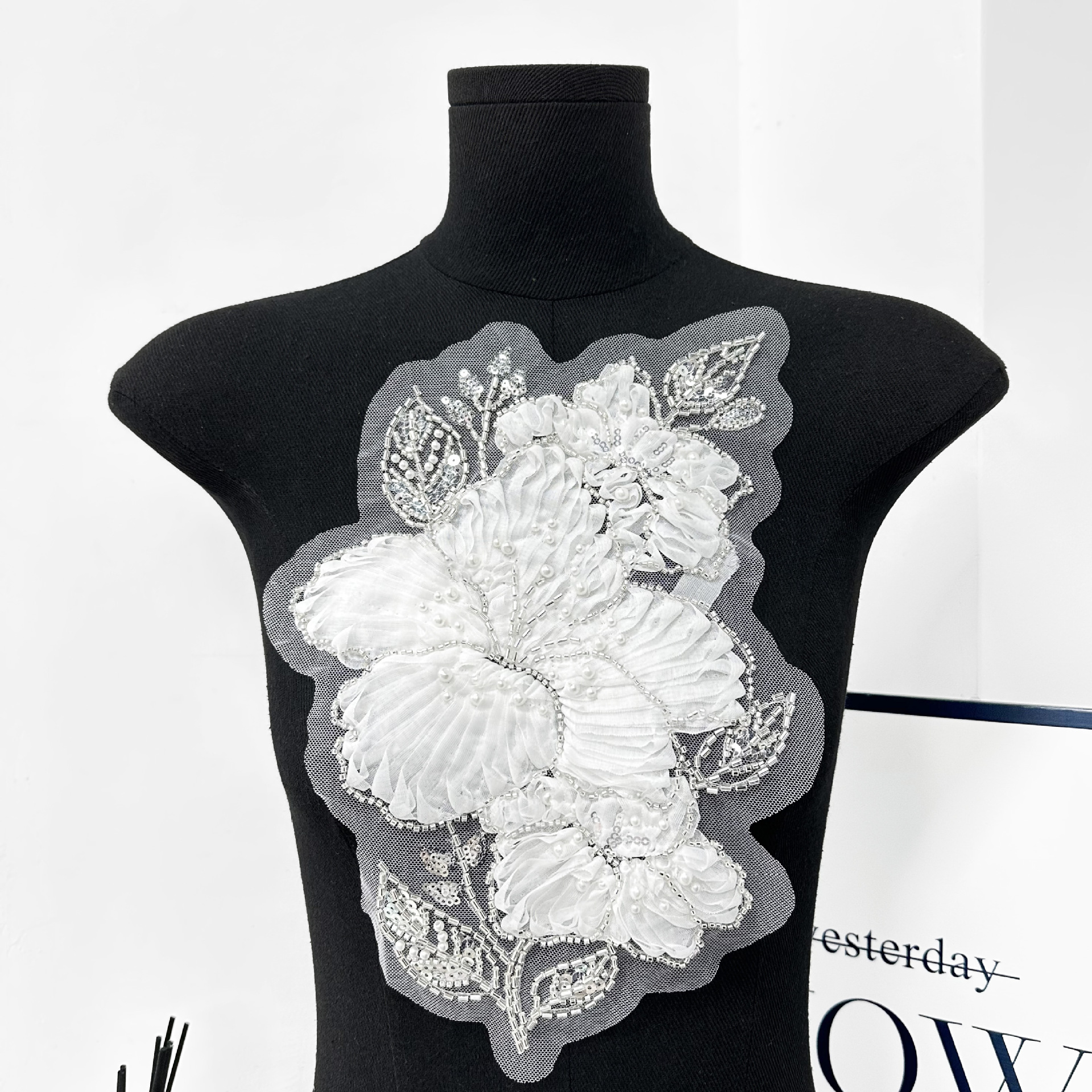 Tubo de perlas estereoscópicas blancas bordadas flores de tela de perlas de plata sequinilla malla accesorios vestido de boda DIY decoración decal