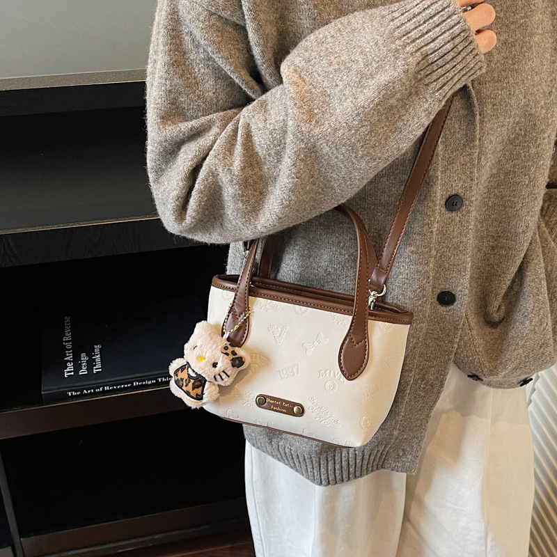 Corea del Sur super caliente retro bolso de mano de estilo extranjero para mujeres 2025 nueva moda simple hombro mochila bolso de cubo de moda