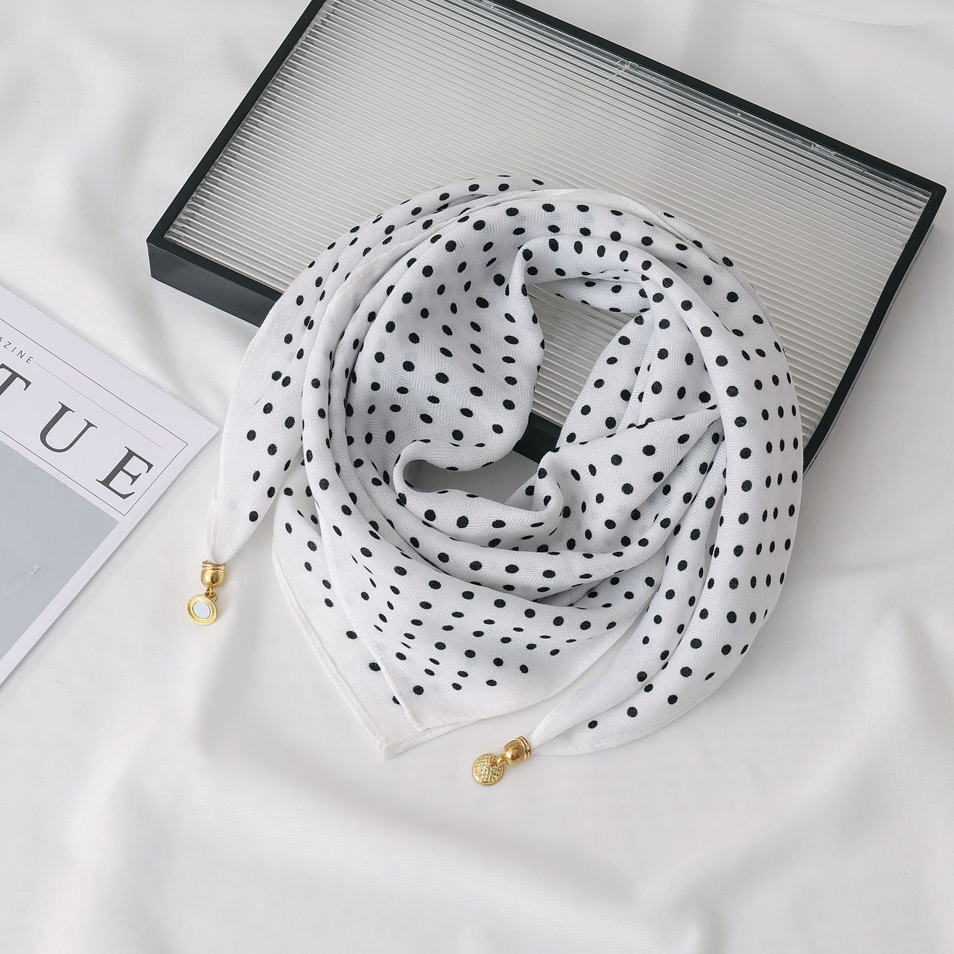 폴카 도트 화이트