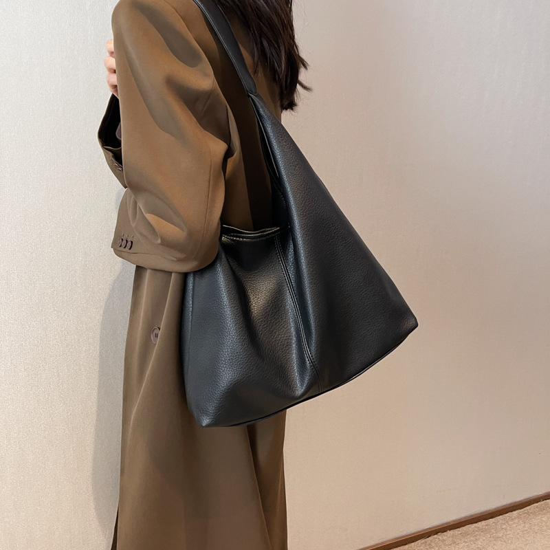 Bolso de viaje simple de gran capacidad para mujeres 2024 nuevo bolso de hombro casual versátil popular bolso retro ultrafuego