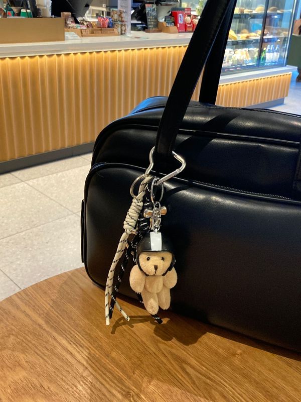 ニッチ miu ヘルメットクマペンダント甘くてクールなレザー愛編組ロープクリエイティブキーホルダー人形バッグペンダント|undefined