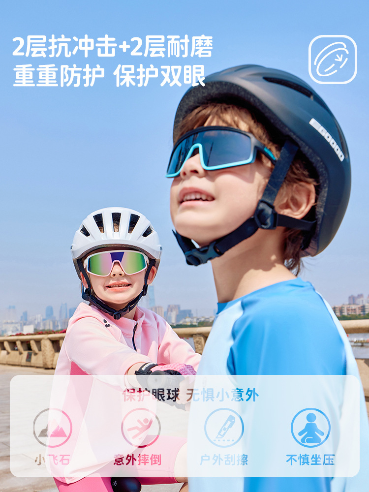 レモンの赤ちゃんの子供のサングラスの男の子の偏光はサングラスの女の子に乗ります。
