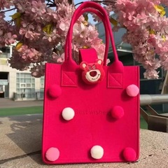 メーカーはフェルトアニメの縦型バッグを提供しています。
