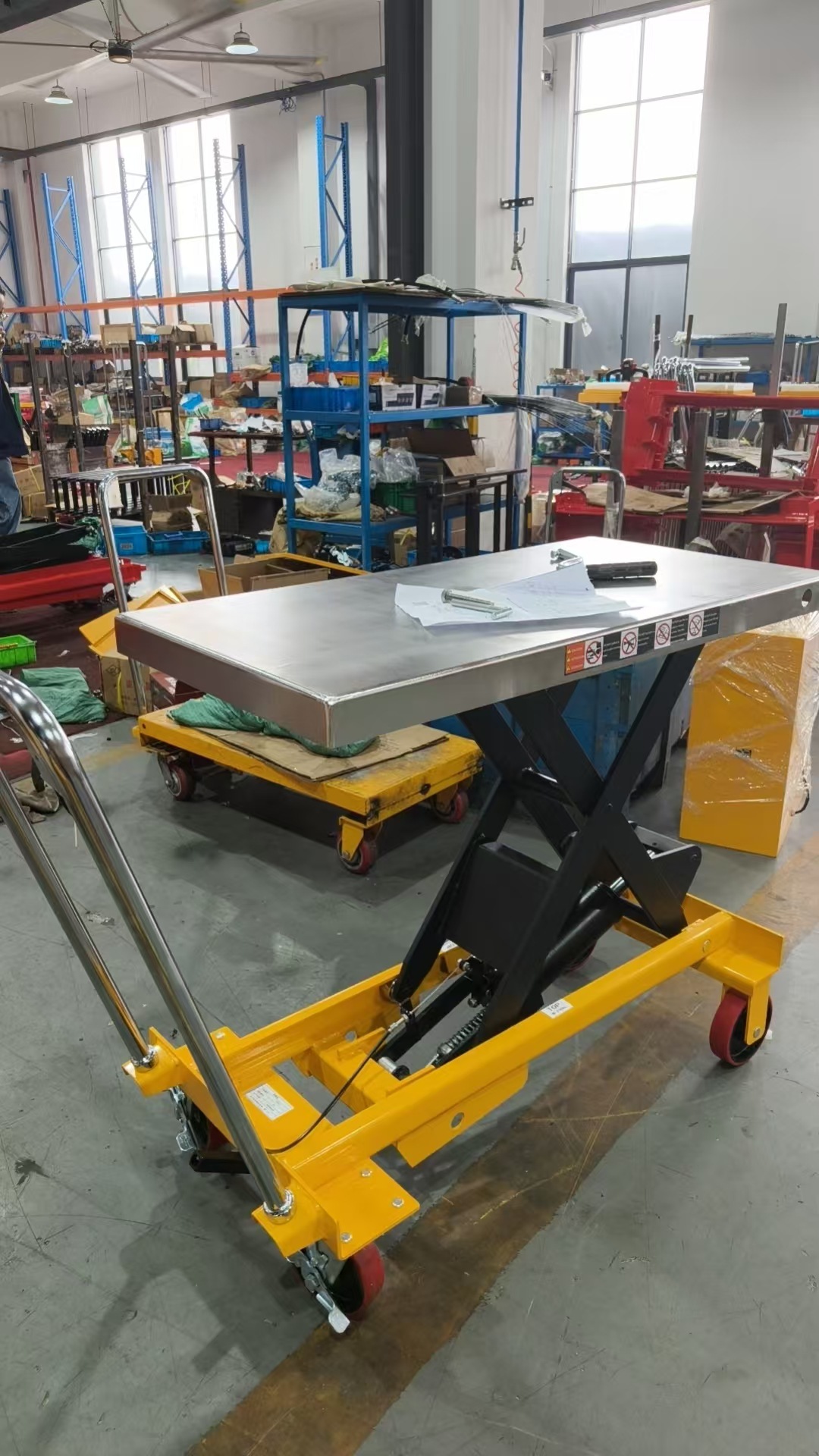 304 stainless steel countertop manual platform cart for food and pharmaceutical factories, specialized for transport and lifting in cleanrooms for semiconductors