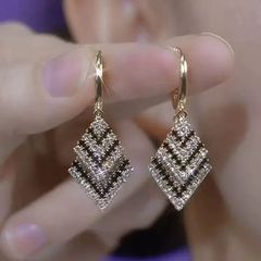 大衆のデザイン感二重幾何学ひし形満ドリルの女性の耳のボタンの高級感のファッションの洋風の個性は顔のやせている耳飾りを現します。
