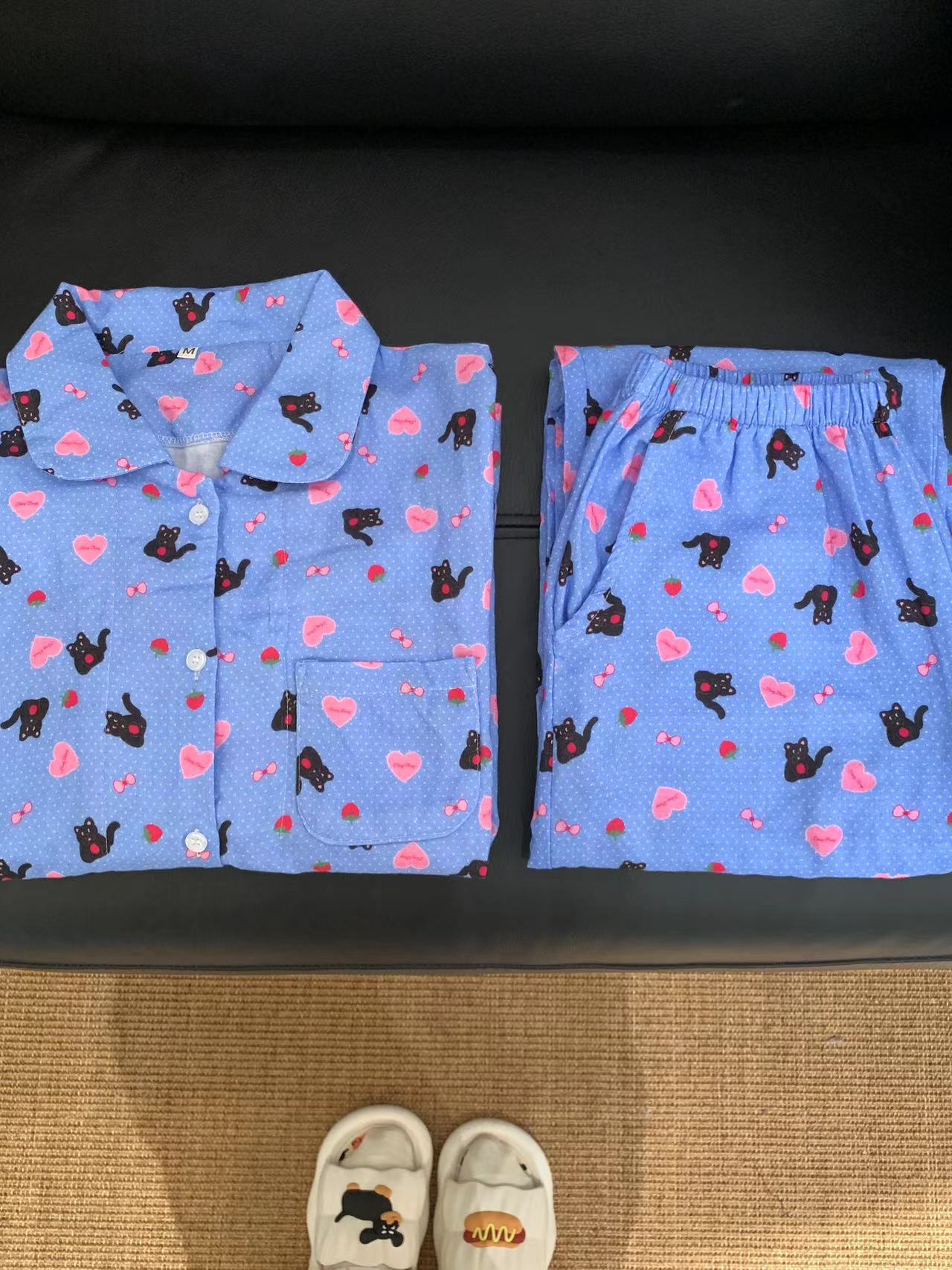 파란색 배경의 달콤하고 시원한 검은 고양이 (반팔 바지 정장)