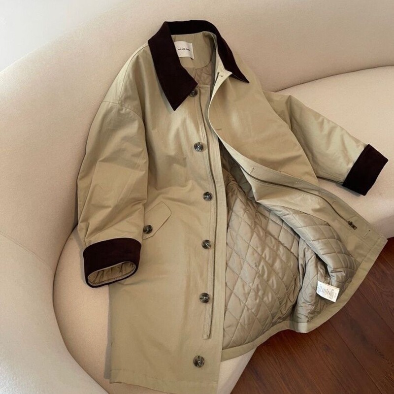 French-style casual, simple, and relaxed cotton coat for fall and winter, featuring a loose fit, contrasting collar, pockets, and a mid-length design in khaki
