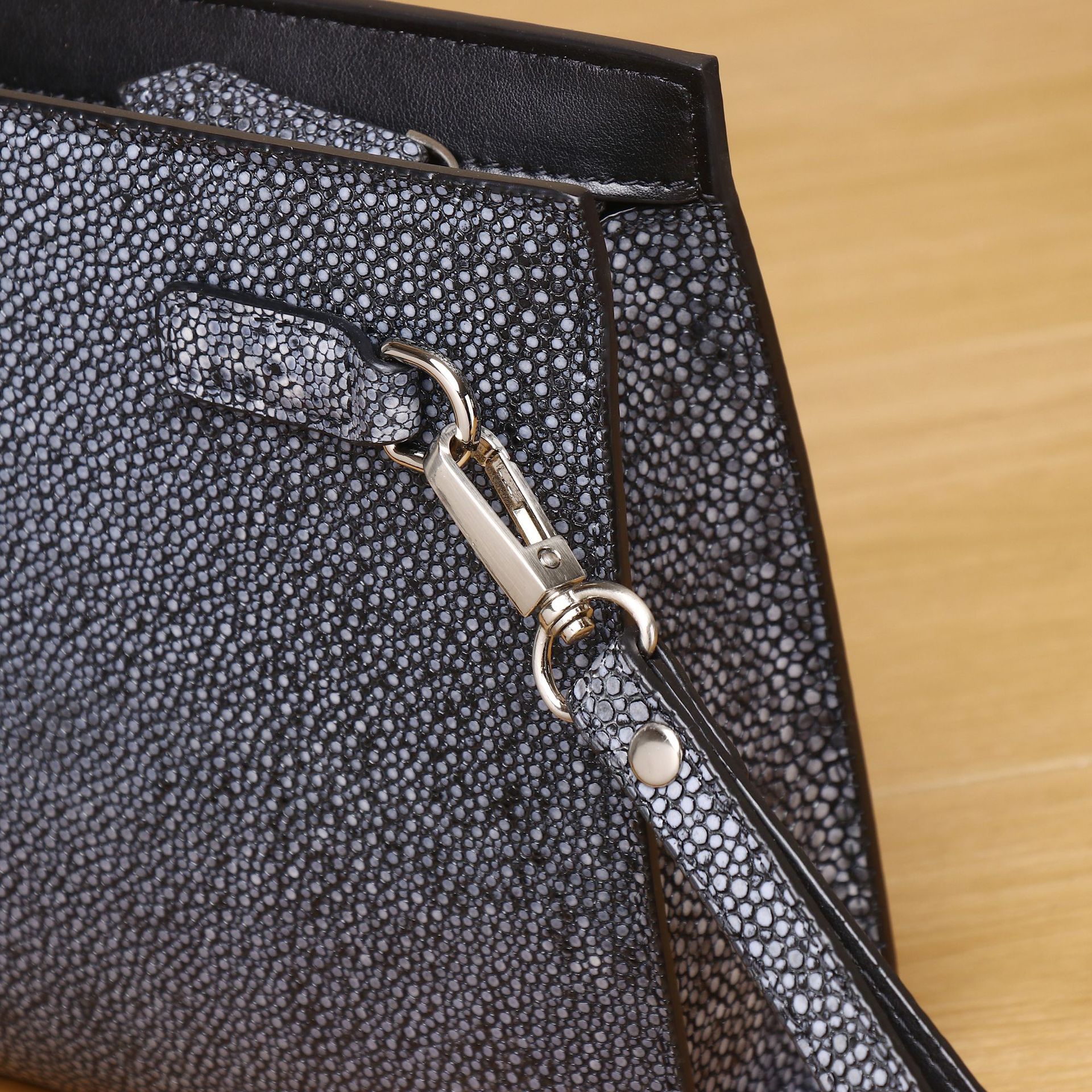 Túi clutch nam họa tiết vảy cá ngọc trai bóng cao cấp chi tiết 2