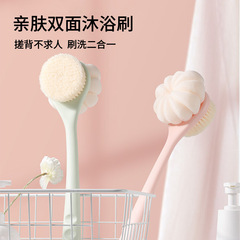 家庭用浴室の風呂はトイレの長い柄の柔らかい毛の背中をこすります。