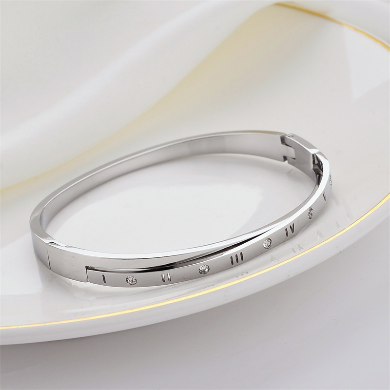 Pulsera de titanio y acero para mujer, diseño moderno y sencillo, pulsera de lujo que no se desvanece, venta al por mayor en stock.