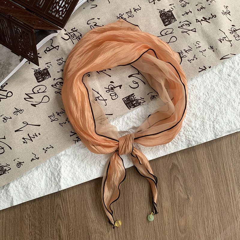 Pañuelo de seda de alta calidad nuevo estilo de verano en forma de diamante bufanda pequeña diseño de color sólido sentido colgante pequeño bufanda de estilo fino bufanda de gasa pañuelo en la cabeza